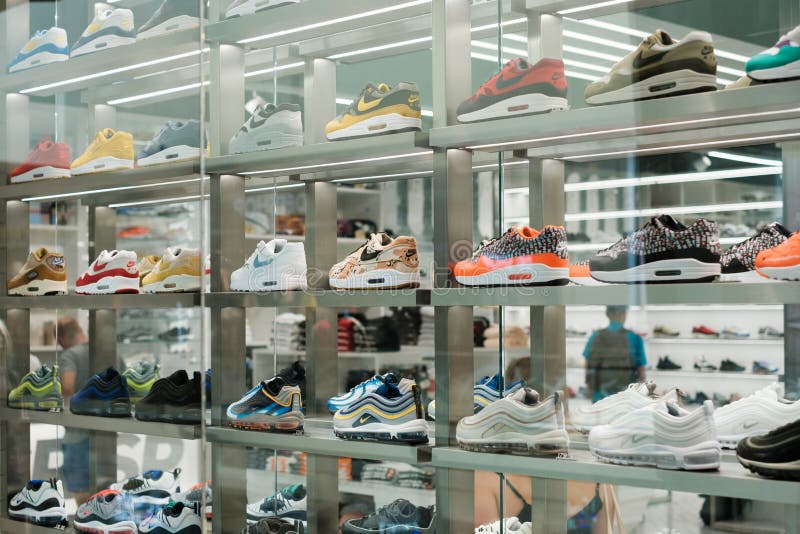 Nike-van Tennisschoeninzameling/sport Schoenen in Het Winkelen Venster Stor Redactionele Afbeelding - Image of kleinhandels, 123264980