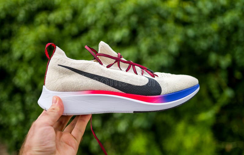 Honorable Biblioteca troncal casete Nike Zoom Fly Flyknit Against Green Background Editorial Photo - Image of  nike, modern: 153834121