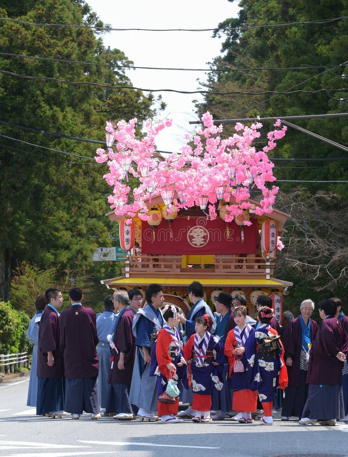 NIKKO, JAPÓN - 16 DE ABRIL: La población de Nikko celebra el festiva de Yayoi
