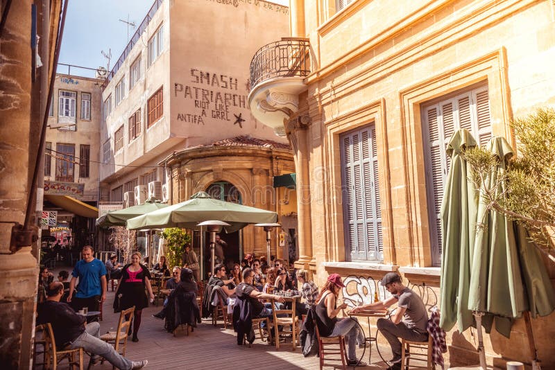 NIKOZJA, KWIECIEŃ - 13: Ludzie w restauracjach i tradycyjnych sklep z kawą przy Ledra ulicą na Kwietniu 13, 2015 w Nikozja, Cypr obrazy stock NIKOZJA, KWIECIEŃ - 13: Ludzie w restauracjach i tradycyjnych sklep z kawą przy Ledra ulicą na Kwietniu 13, 2015 w Nikozja, Cypr obrazy stock
