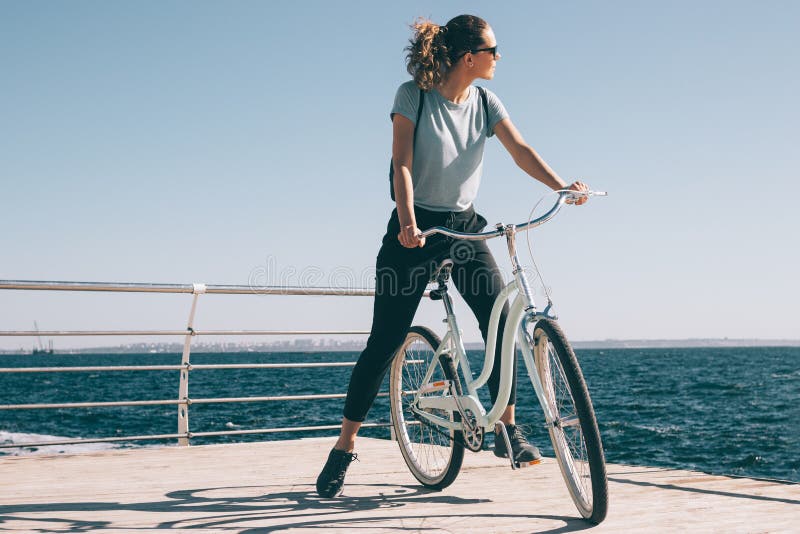 Nikła młoda kobieta odpoczywa podczas roweru fotografia stock Nikła młoda kobieta odpoczywa podczas roweru fotografia stock