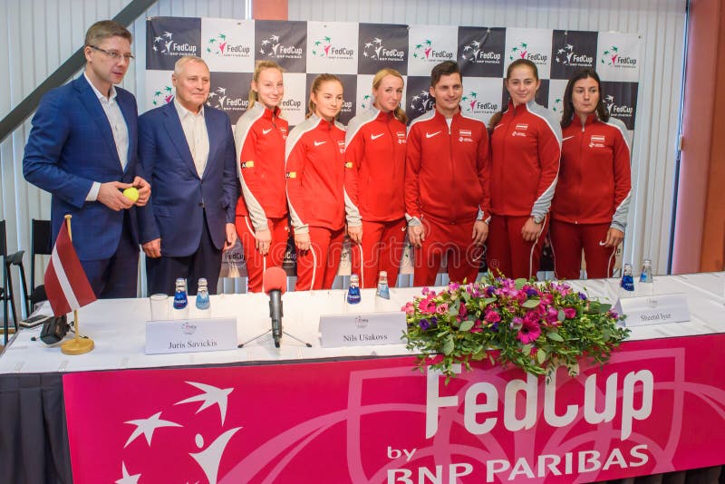 Nils Usakovs, maire de Riga et Juris Savickis, président d'union de tennis de la Lettonie avec des membres de Team Latvia pour Fe photo stock Nils Usakovs, maire de Riga et Juris Savickis, président d'union de tennis de la Lettonie avec des membres de Team Latvia pour Fe photo stock