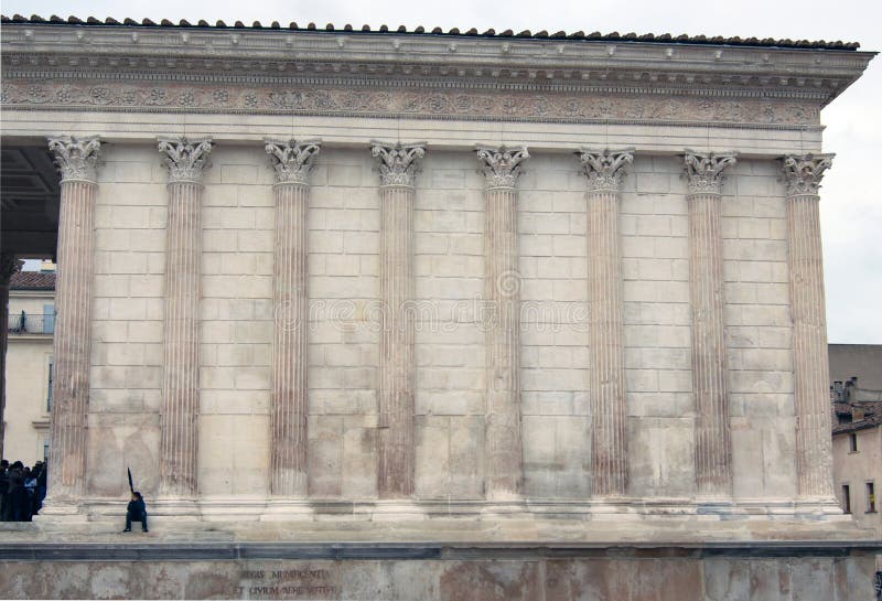 Nimes / Франция / 4 апреля 2011 года: Ла-Маисон-Карри Прекрасно сохранившийся римский храм стоковые изображения rf Nimes / Франция / 4 апреля 2011 года: Ла-Маисон-Карри Прекрасно сохранившийся римский храм стоковые изображения rf