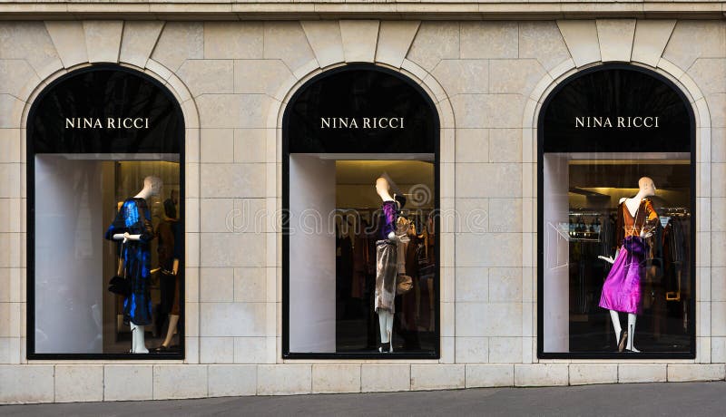 Gucci Fashion Luxury Store in Avenue Montaigne in Paris, France Editorial  Photography - Image of door, montaigne: 142521187