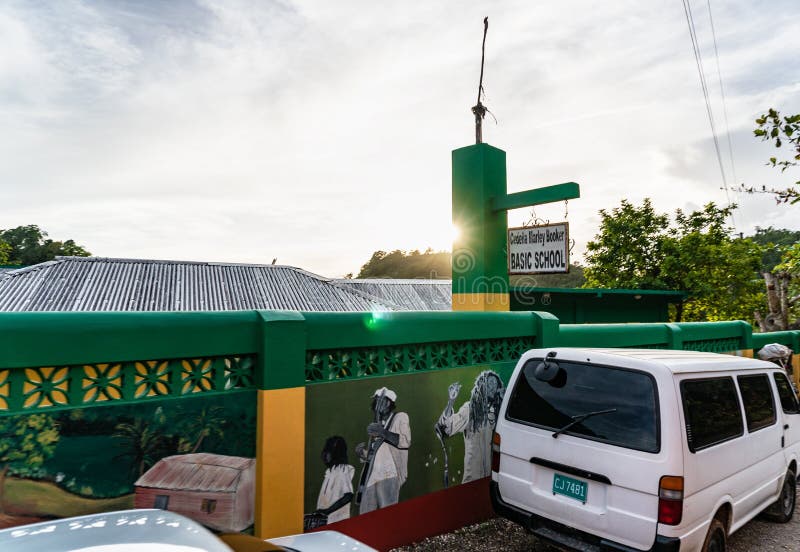 Nine Mile, Jamaïque JANVIER 07, 2017 : L'école de base privée ouverte par Cedella Marley Booker - La soeur de Bob Marley Le mur d photo libre de droits Nine Mile, Jamaïque JANVIER 07, 2017 : L'école de base privée ouverte par Cedella Marley Booker - La soeur de Bob Marley Le mur d photo libre de droits