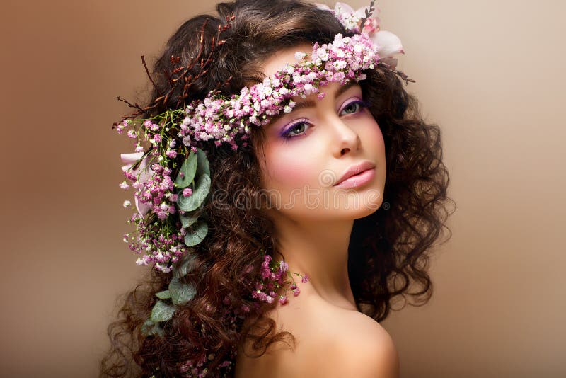 Ninfa. El Brunette sensual adorable con la guirnalda de flores parece ángel imagen de archivo libre de regalías Ninfa. El Brunette sensual adorable con la guirnalda de flores parece ángel imagen de archivo libre de regalías