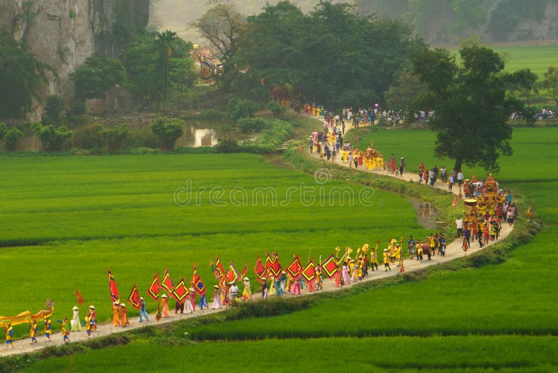 Ninh Binh, Βιετνάμ - 10 Απριλίου 2017: Ταϊλανδικό VI παραδοσιακό φεστιβάλ άνοιξη με τους συσσωρευμένους ανθρώπους και palanquin, στοκ εικόνες με δικαίωμα ελεύθερης χρήσης Ninh Binh, Βιετνάμ - 10 Απριλίου 2017: Ταϊλανδικό VI παραδοσιακό φεστιβάλ άνοιξη με τους συσσωρευμένους ανθρώπους και palanquin, στοκ εικόνες με δικαίωμα ελεύθερης χρήσης