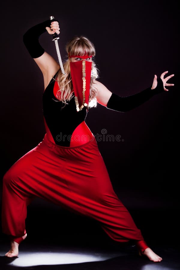 Ninja que prende um punhal imagem de stock Ninja que prende um punhal imagem de stock