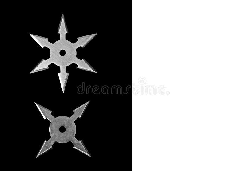 Ninja Star Shurikens på svart bakgrund med utrymme, snabbt PA royaltyfri bild Ninja Star Shurikens på svart bakgrund med utrymme, snabbt PA royaltyfri bild