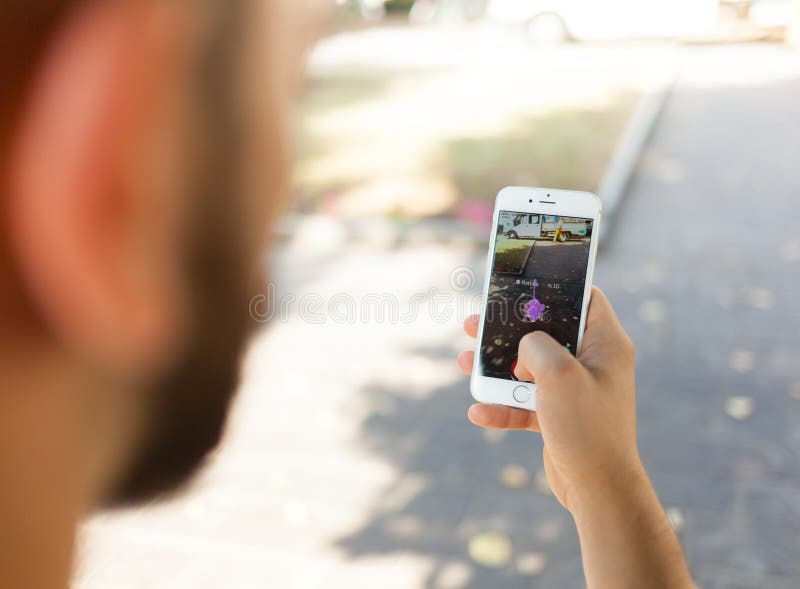 Nintendo Pokemon GAAT vergrote werkelijkheidssmartphone royalty-vrije stock foto's Nintendo Pokemon GAAT vergrote werkelijkheidssmartphone royalty-vrije stock foto's