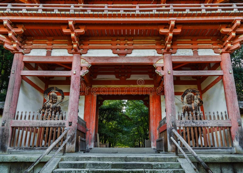 (reyes) sobre el templo en kioto, Japón.