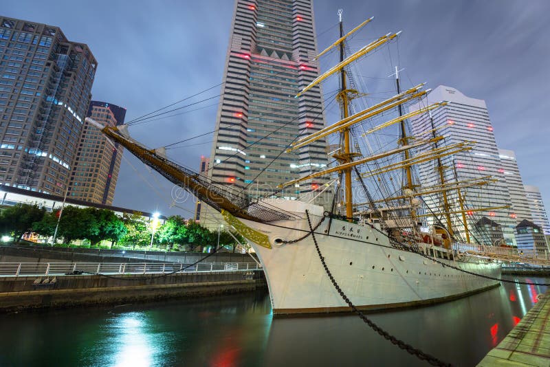 Nippon varende schip van Maru in Yokohama bij nacht, Japan stock afbeeldingen Nippon varende schip van Maru in Yokohama bij nacht, Japan stock afbeeldingen
