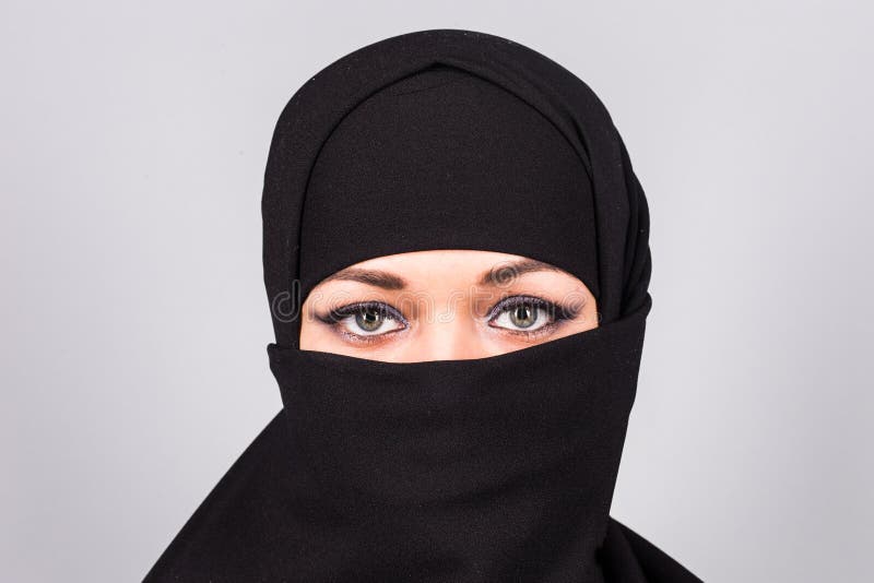 Niqab vestindo da jovem mulher no fundo foto de stock royalty free Niqab vestindo da jovem mulher no fundo foto de stock royalty free