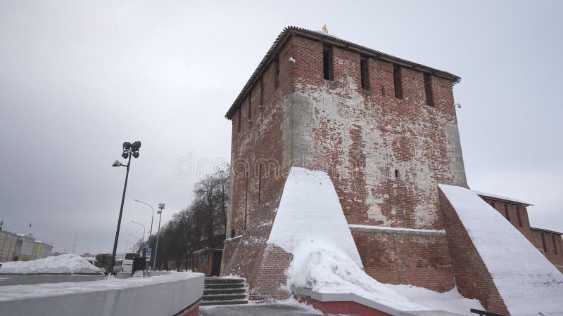 Nischny novgorod russia. Januar 2020 : die Backsteinwand des nizhny novgorod kremlin im Winter. der Backsteinturm des