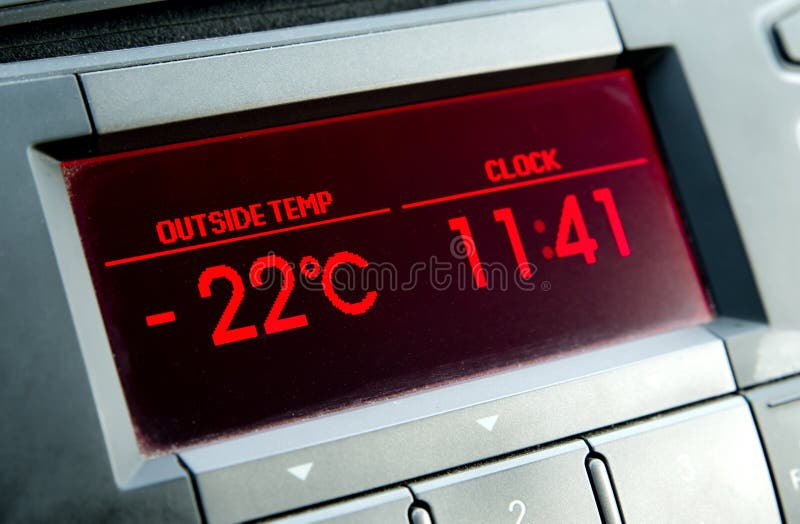 Niska temperatura na samochodowym pokazie zimna zima