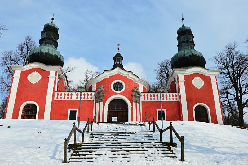 Niski barokowy kościół na calvary w Banska Stiavnica z śniegiem zakrywał schody Fotografia brać podczas częsciowo chmurnego zima obrazy stock Niski barokowy kościół na calvary w Banska Stiavnica z śniegiem zakrywał schody Fotografia brać podczas częsciowo chmurnego zima obrazy stock