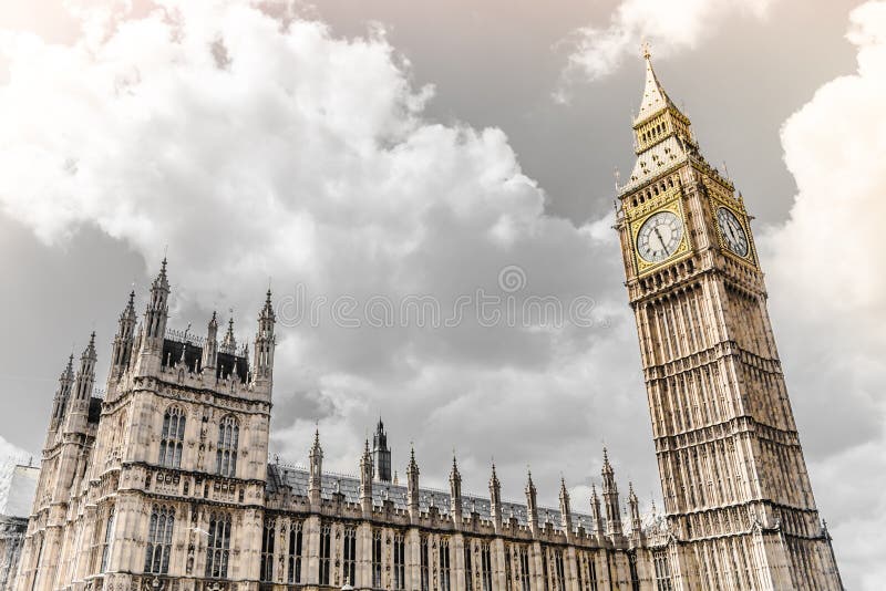 Niski kąt uderzenia Wielkiego Bena i Parlamentu w Londynie pod chmurnym niebem fotografia stock