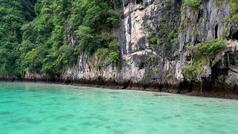 Niski ujęcie z powietrza wapieni i błękitnej czystej wody w pi leh bay koh phi tajlandia