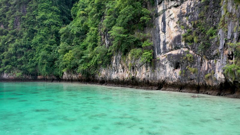 Niski ujęcie z powietrza wapieni i błękitnej czystej wody w pi leh bay koh phi tajlandia