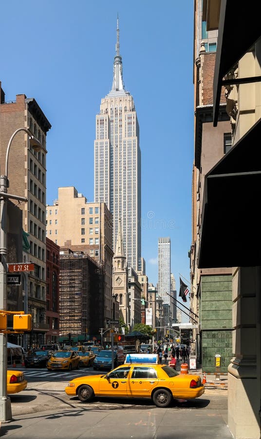 Niskiego kąta widok drapacz chmur w środek miasta Manhattan zdjęcie royalty free Niskiego kąta widok drapacz chmur w środek miasta Manhattan zdjęcie royalty free