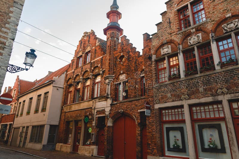 niskiego kąta widok piękna architektura na wąskiej dziejowej ulicie w Brugge, Belgium obraz stock niskiego kąta widok piękna architektura na wąskiej dziejowej ulicie w Brugge, Belgium obraz stock