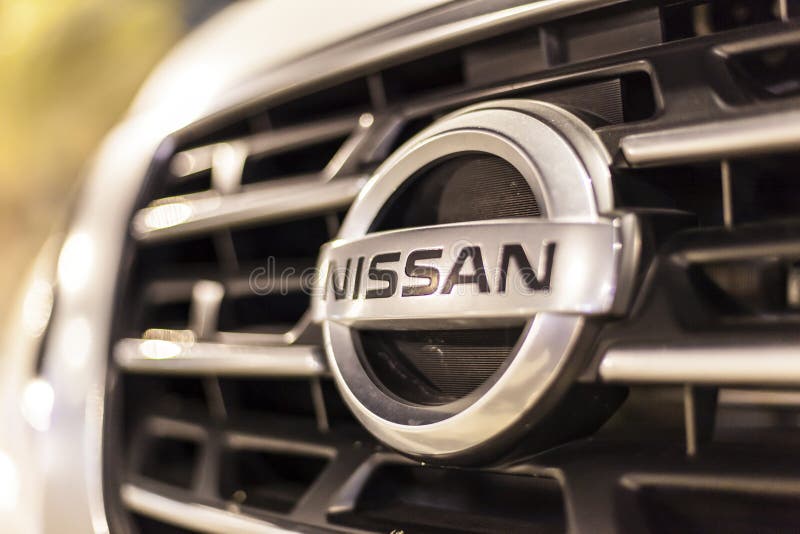 Nissan-embleem op een auto royalty-vrije stock afbeelding Nissan-embleem op een auto royalty-vrije stock afbeelding