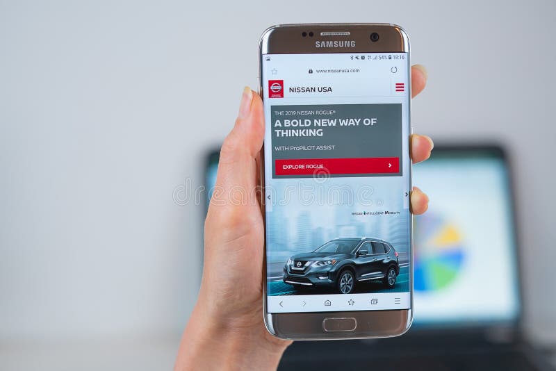 Nissan strona internetowa otwieraj?ca na wisz?cej ozdobie zdjęcie royalty free Nissan strona internetowa otwieraj?ca na wisz?cej ozdobie zdjęcie royalty free