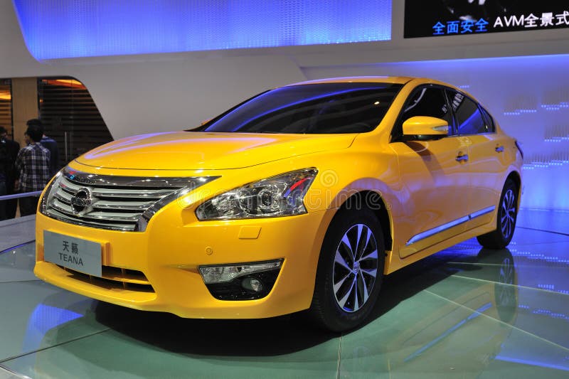 Nissan Teana amarelo