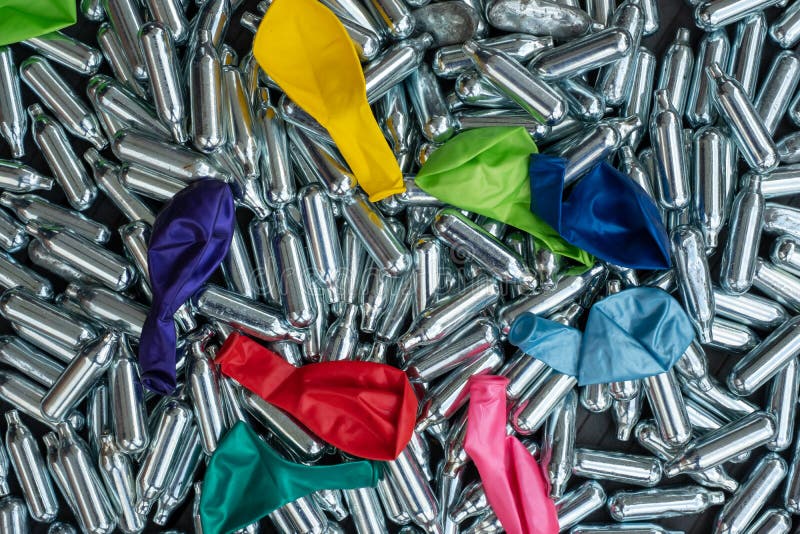 planter Adolescent Onverschilligheid Nitrous Oxide Canisters / Cream Puff Chargers and Balloons: Steel Cylinders  Contain Nitrous Oxide / Laughing Gas for Legal High Stock Photo - Image of  balloons, closeup: 157352132