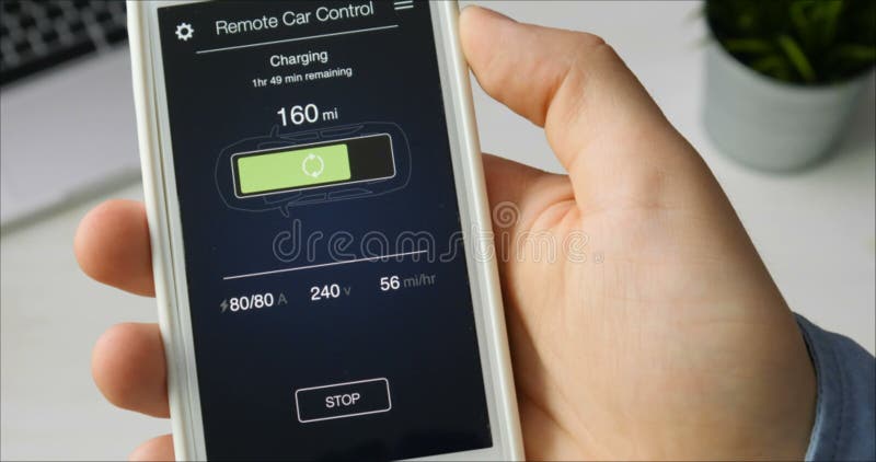 Nivel de la carga de los controles del hombre de su coche Coche en curso de carga teledirigido usando el uso del smartphone ficti metrajes Nivel de la carga de los controles del hombre de su coche Coche en curso de carga teledirigido usando el uso del smartphone ficti metrajes