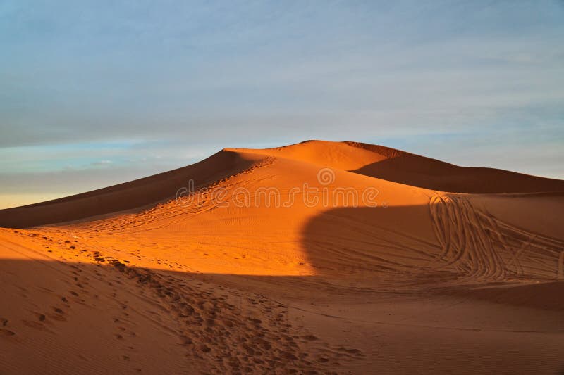 Nivelando o sol na duna de areia no deserto de Sahara foto de stock royalty free Nivelando o sol na duna de areia no deserto de Sahara foto de stock royalty free