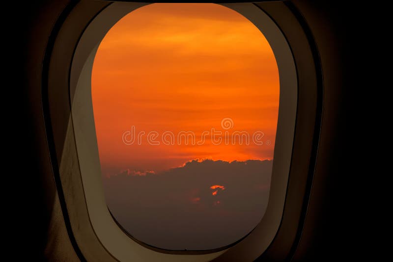 Nivelando o voo no céu crepuscular, vista surpreendente da janela do avião no céu com espaço da cópia escura para o texto fotografia de stock Nivelando o voo no céu crepuscular, vista surpreendente da janela do avião no céu com espaço da cópia escura para o texto fotografia de stock
