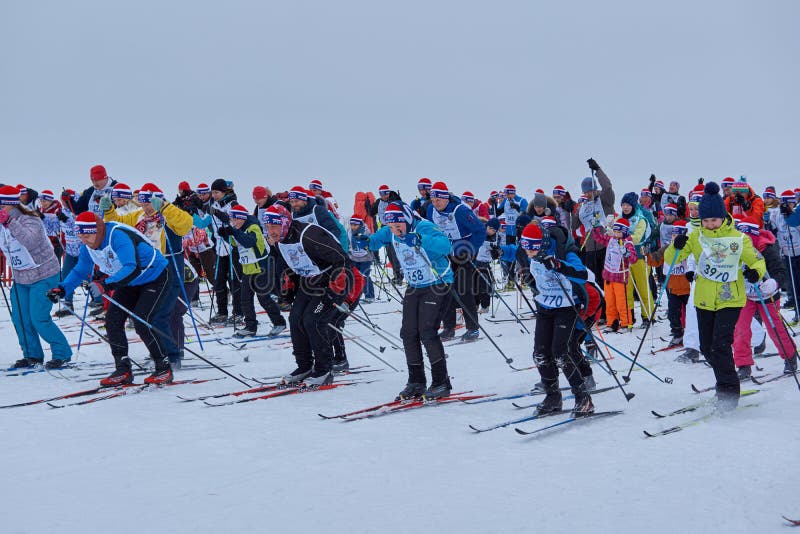 NIZHNY NOVGOROD, RUSLAND - FEBRUARI 11, 2017: Ski Competition Russia 2017 Blauw, raad die, pensionair, het inschepen, oefening, u stock foto NIZHNY NOVGOROD, RUSLAND - FEBRUARI 11, 2017: Ski Competition Russia 2017 Blauw, raad die, pensionair, het inschepen, oefening, u stock foto