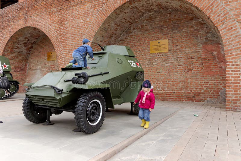 Nizhny Novgorod, Rusland - Mei 3 2013 Kinderen die op pantserwagen bedelaar-64 bij tentoonstelling van militaire uitrusting spele stock foto Nizhny Novgorod, Rusland - Mei 3 2013 Kinderen die op pantserwagen bedelaar-64 bij tentoonstelling van militaire uitrusting spele stock foto