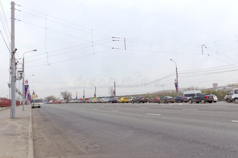 Nizhny Novgorod, Russia - 26 ottobre 2017 Il quadrato di Lenin è un ingorgo stradale di mattina in direzione del ponte e del fu d immagine stock libera da diritti Nizhny Novgorod, Russia - 26 ottobre 2017 Il quadrato di Lenin è un ingorgo stradale di mattina in direzione del ponte e del fu d immagine stock libera da diritti