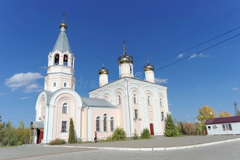 Nizhny Novgorod russia - September 23 2018 Kyrktaga allra helgon i Sormovsky område nära kyrkogården royaltyfria bilder Nizhny Novgorod russia - September 23 2018 Kyrktaga allra helgon i Sormovsky område nära kyrkogården royaltyfria bilder