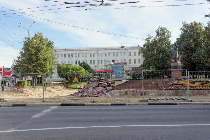 Nizhny Novgorod, Russia - 26 settembre 2017 Riparazione del fondo stradale nel parco vicino al monumento a Kuzma Minin nell'area fotografia stock Nizhny Novgorod, Russia - 26 settembre 2017 Riparazione del fondo stradale nel parco vicino al monumento a Kuzma Minin nell'area fotografia stock