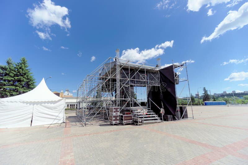 Nizhny Novgorod, Russie - 21 juin 2018 L'ensemble de l'étape provisoire pour la représentation des musiciens et des chanteurs sur images stock Nizhny Novgorod, Russie - 21 juin 2018 L'ensemble de l'étape provisoire pour la représentation des musiciens et des chanteurs sur images stock