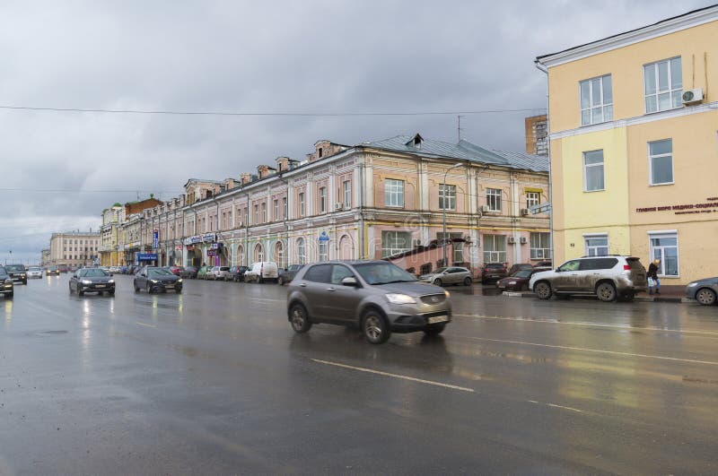 Nizhny Novgorod Ryssland - November 03, 2015 rörelse av bilar på den Nizhnevolzhskoy invallningen Det historiska centret fotografering för bildbyråer Nizhny Novgorod Ryssland - November 03, 2015 rörelse av bilar på den Nizhnevolzhskoy invallningen Det historiska centret fotografering för bildbyråer