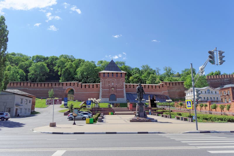 nizhny novgorod Россия - 15-ое июня 2018 Башня Zachatievskaya Nizhny Novgorod Кремля и памятника к Питеру i стоковая фотография rf nizhny novgorod Россия - 15-ое июня 2018 Башня Zachatievskaya Nizhny Novgorod Кремля и памятника к Питеру i стоковая фотография rf