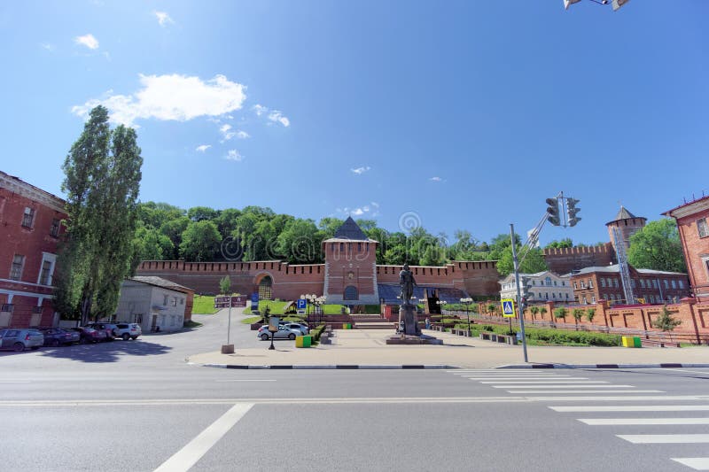 nizhny novgorod Россия - 15-ое июня 2018 Башня Zachatievskaya Nizhny Novgorod Кремля и памятника к Питеру i стоковые изображения rf nizhny novgorod Россия - 15-ое июня 2018 Башня Zachatievskaya Nizhny Novgorod Кремля и памятника к Питеру i стоковые изображения rf