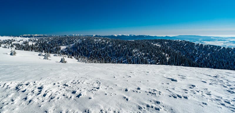 Nízke Tatry, Veľká Fatra a Kremnické vrchy z vrchu Veterne v zime pohoria malá Fatra na slovensku