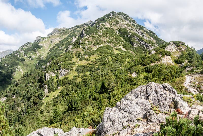 Vrchol Nižná Magura na hřebeni Otrhance v Západních Tatrách na Slovensku