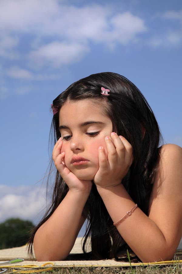 Niña aburrida hermosa imagen de archivo. Imagen de agujereado - 6909291