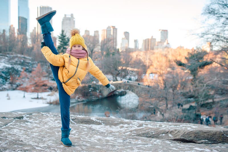 Niña adorable con la vista de la hielo-pista en Central Park en New York City fotos de archivo libres de regalías Niña adorable con la vista de la hielo-pista en Central Park en New York City fotos de archivo libres de regalías