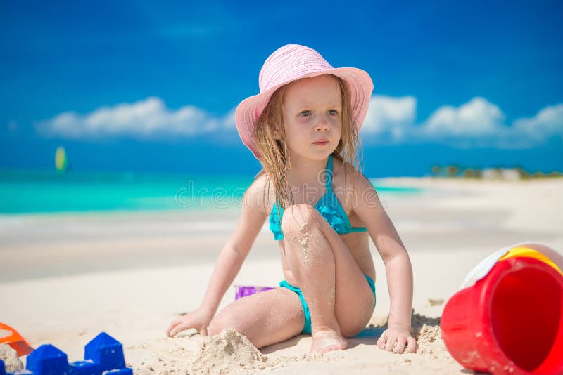 Niña adorable que juega con la arena en a fotografía de archivo