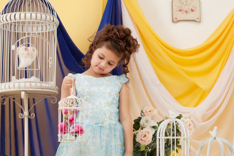 Niña adorable que presenta en estudio adornado imagen de archivo libre de regalías