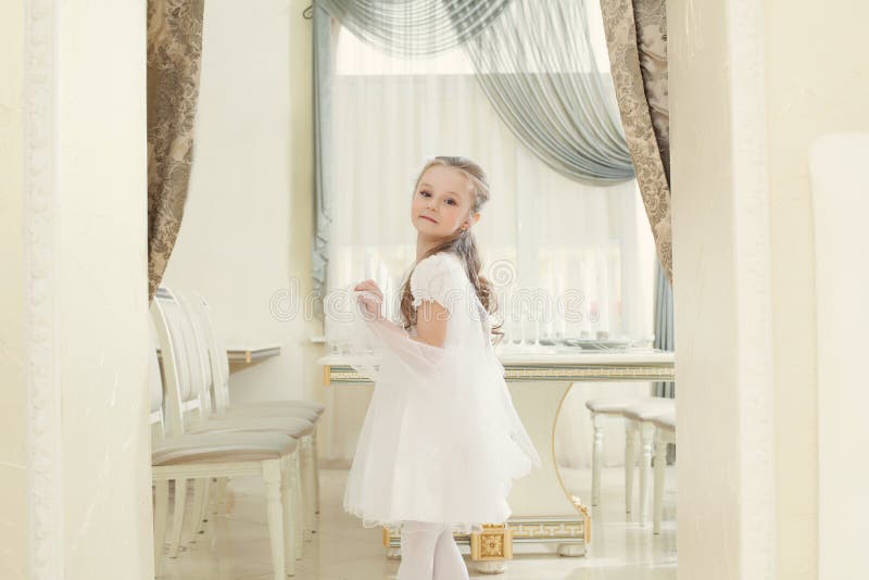 Niña adorable que presenta en restaurante foto de archivo libre de regalías