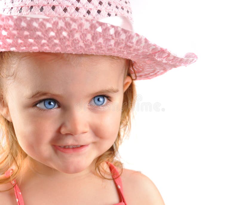 Niña con el primer rosado del sombrero en blanco fotografía de archivo Niña con el primer rosado del sombrero en blanco fotografía de archivo