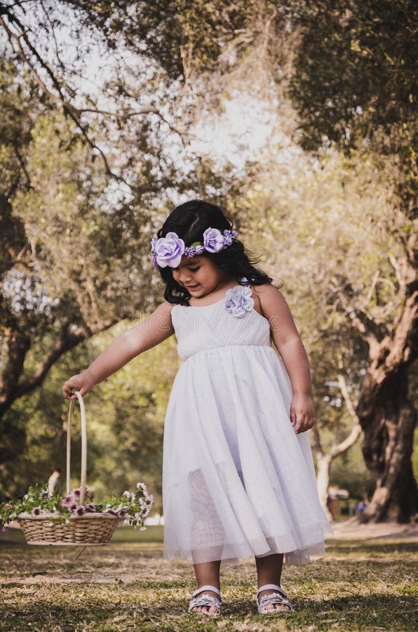 Niña con la cesta de la flor fotos de archivo Niña con la cesta de la flor fotos de archivo